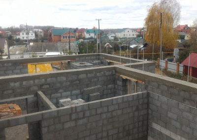Заканчиваем кладку стен дома.