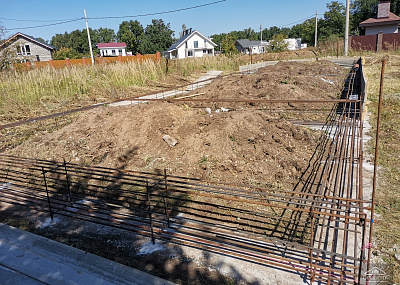 На объекте изначально был некачественно залит фундамент предыдущим исполнителем. Нам пришлось исправлять геометрию фундамента, поднимать его до нужной (проектной) точки, делать усиление. На фото сделано армирование, приступили к опалубке.
