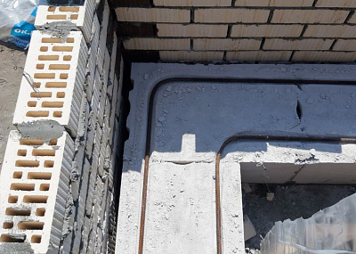 В качестве материала использовали газобетон и армировали его. Выбор газобетона позволил уменьшить смету. Лицевой кирпич и несущие стены связали, защищённой от ржавчины оцинкованной сеткой.