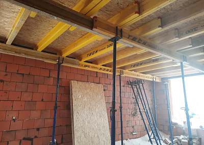 Залили монолитный пояс 1-го этажа и приступили к монтажу опалубки монолитного перекрытия 1-го этажа, которое в дальнейшем послужит полами 2-го этажа. Для монтажа используем профессиональное оборудование.